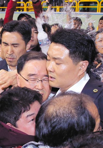 17日，鄭烘原（中）會見乘客家屬時，遭到家屬辱罵、潑水。