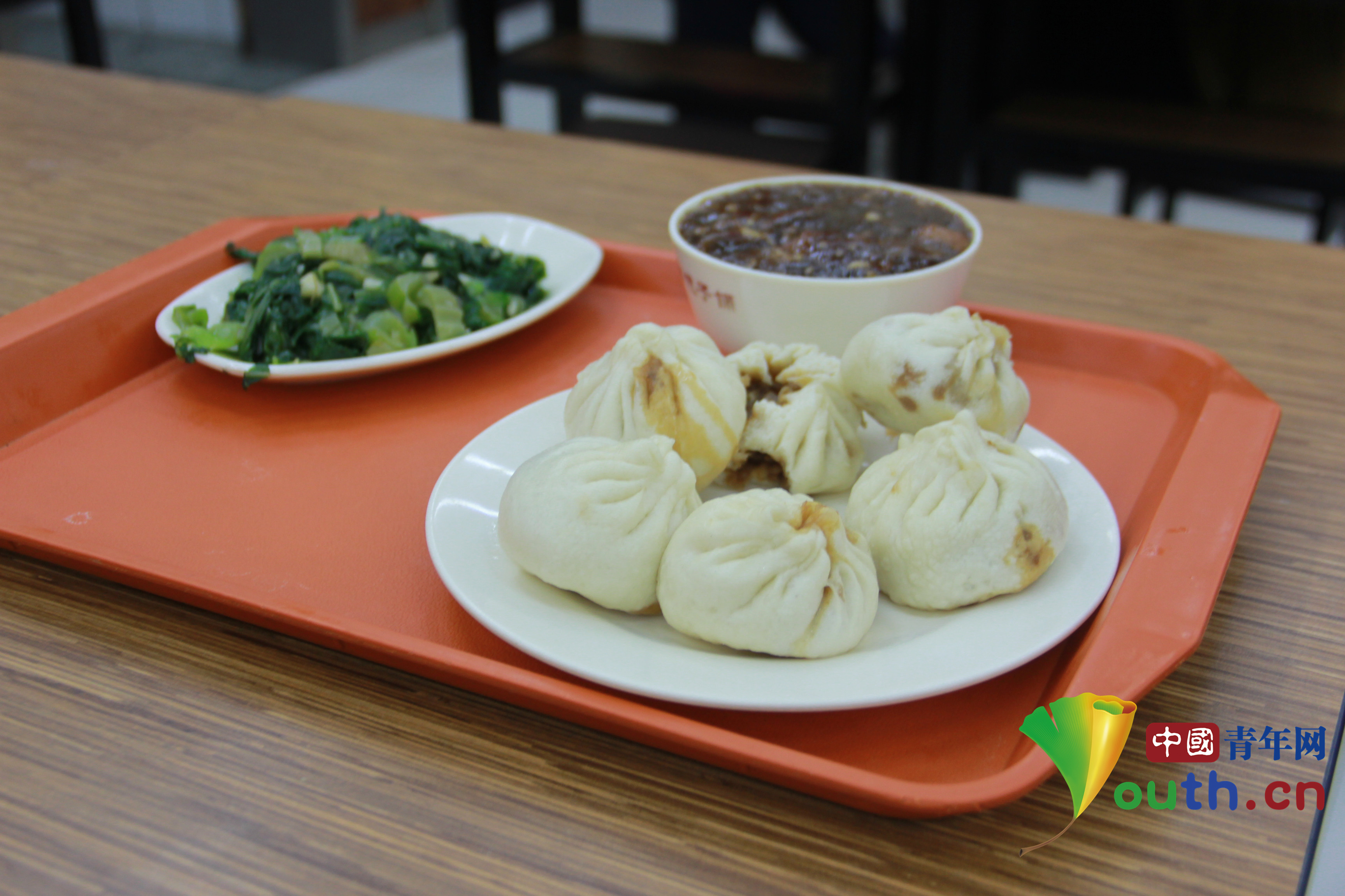 習(xí)近平周末現(xiàn)身包子鋪 排隊(duì)購(gòu)買平易近人