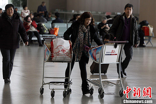  今日，為期40天的2013年全國春運正式啟動。據(jù)交通運輸部預計，今年春運期間全國道路的旅客運輸量預計為31億人次，平均每天運送旅客大概為7741萬人次，與去年同期相比大概增長9%。中新社發(fā) 湯彥俊 攝　