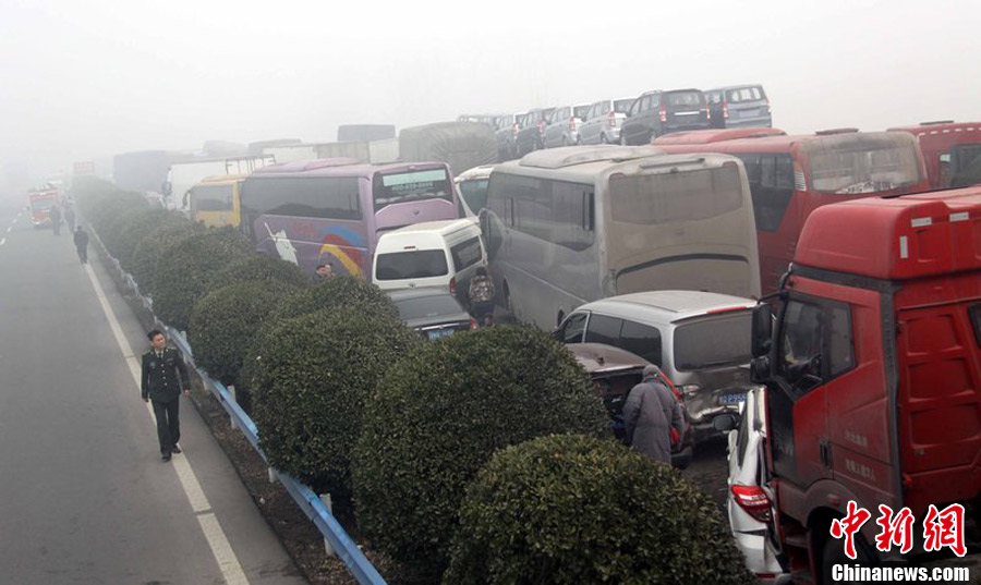 京港澳高速河南漯河段40余輛車(chē)相撞