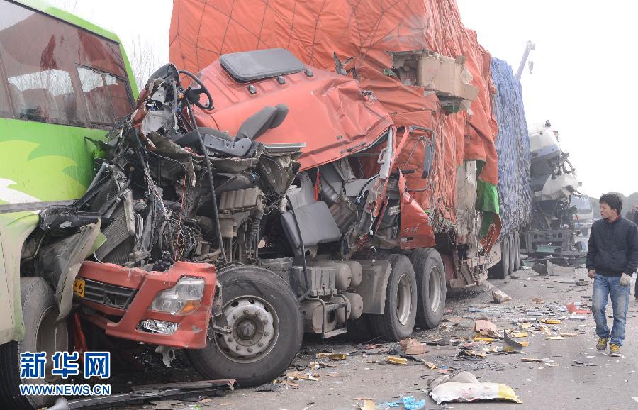 京港澳高速河南漯河段40余輛車(chē)相撞