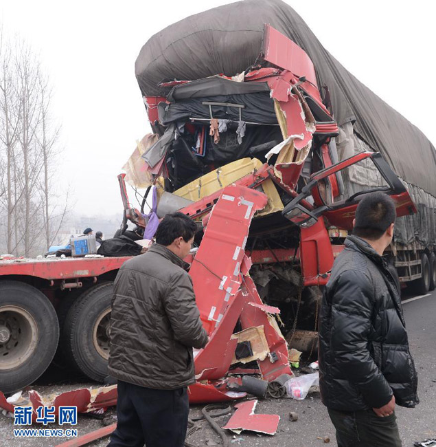 京港澳高速河南漯河段40余輛車(chē)相撞
