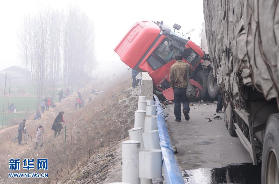 京港澳高速河南漯河段40余輛車(chē)相撞