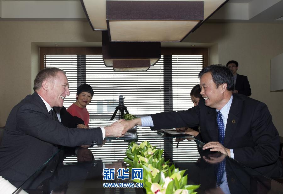 4月26日，國家文物局副局長宋新潮代表中方向法國有關(guān)方面負責人表示感謝。當日，法國皮諾家族在北京宣布