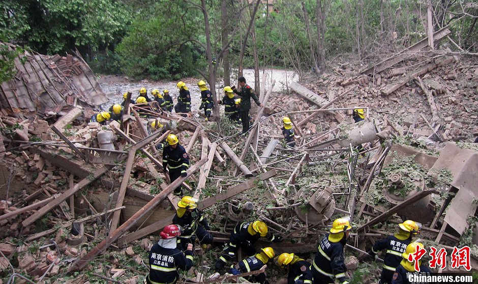 圖為南京消防隊(duì)員在現(xiàn)場搜救。中新社發(fā) 梅亮 攝