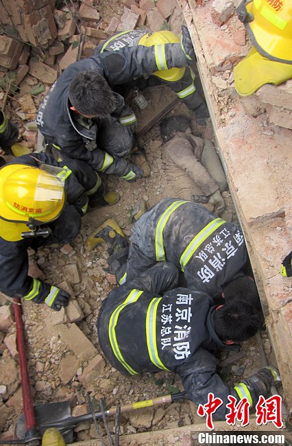 圖為南京消防隊(duì)員找到被埋工人。中新社發(fā) 梅亮 攝