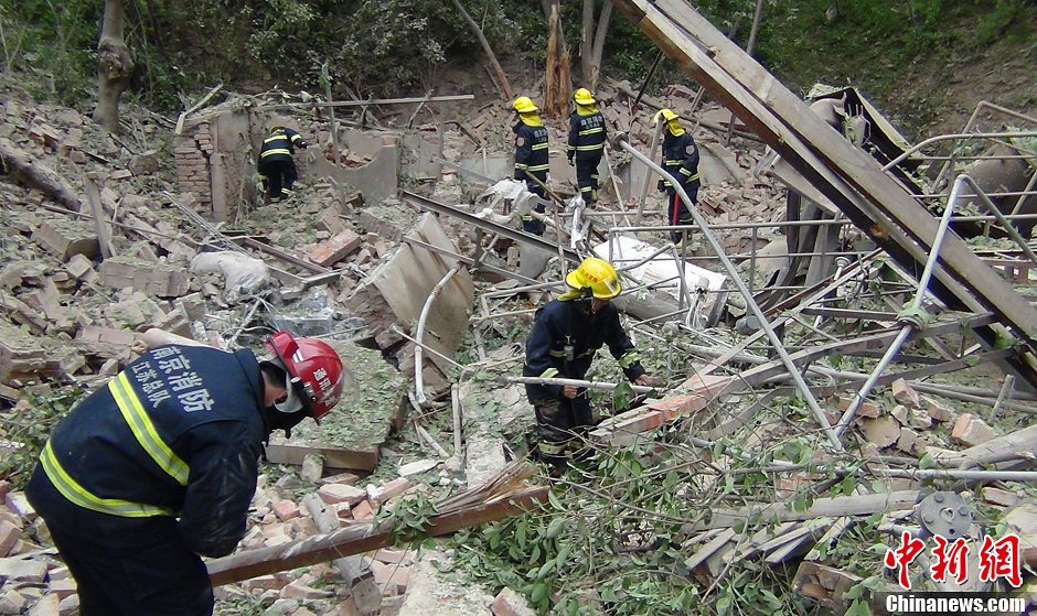 圖為南京消防隊(duì)員在現(xiàn)場搜救。中新社發(fā) 梅亮 攝