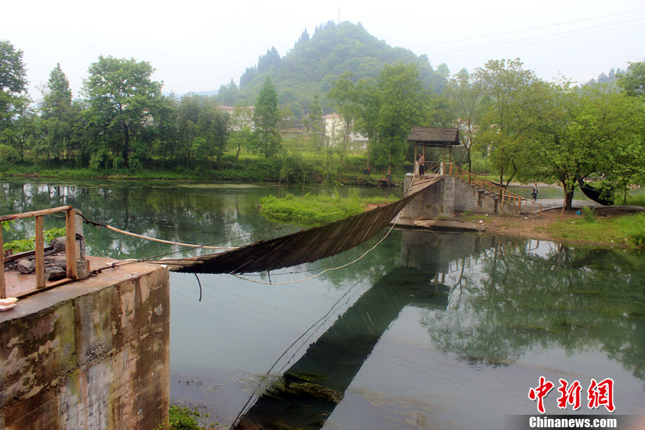 5月1日晚9點(diǎn)10分左右，湖南省鳳凰縣沱江鎮(zhèn)棉寨村距縣城3公里處桃花島篝火晚會(huì)散場(chǎng)時(shí)，游客經(jīng)過近水
