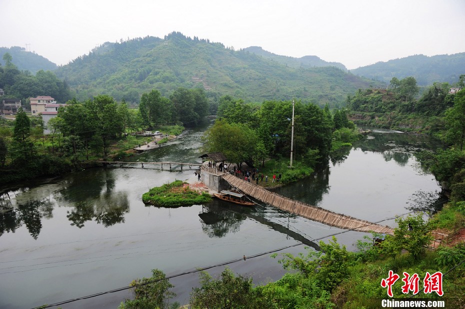 5月2日，鳳凰縣搜尋人員仍在沱江下游搜尋。