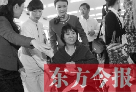 坐在輪椅上的，就是為兒子捐出肝、腎的母親潘大想