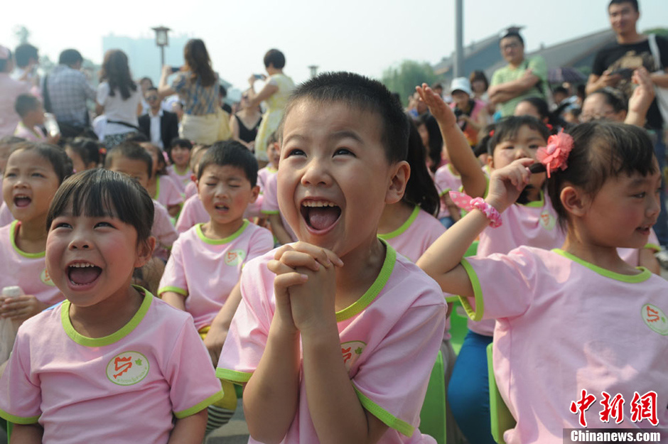 圖為參加集體生日的“地震寶寶”。張浪 攝