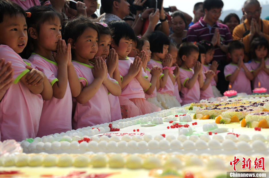 圖為孩子們在生日蛋糕前許下愿望。張浪 攝