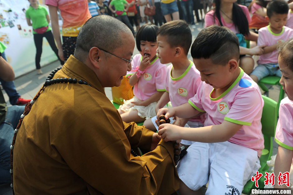 圖為羅漢寺素全法師與參加生日party的孩子。張浪 攝