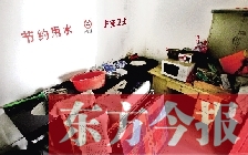 廁所進門中廳，擺放著灶臺、餐桌、床鋪等，乍一看像個客廳