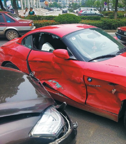 寶馬車門完全變形。