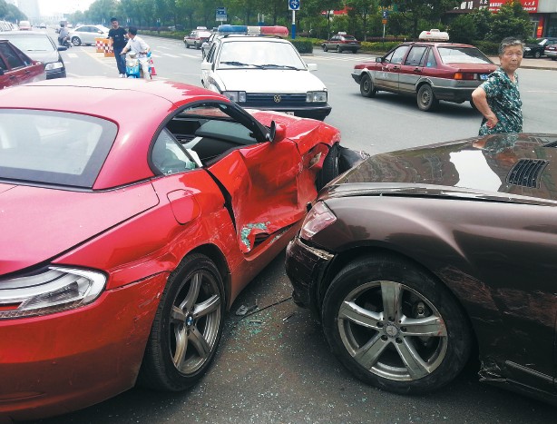 兩部價(jià)值百萬左右的豪車在碰撞中損傷嚴(yán)重。謝德勝 記者金學(xué)永/攝