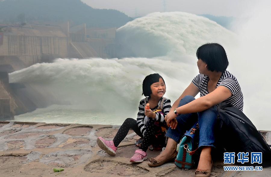 　6月22日，兩位游客在黃河小浪底景區(qū)內(nèi)歇息。