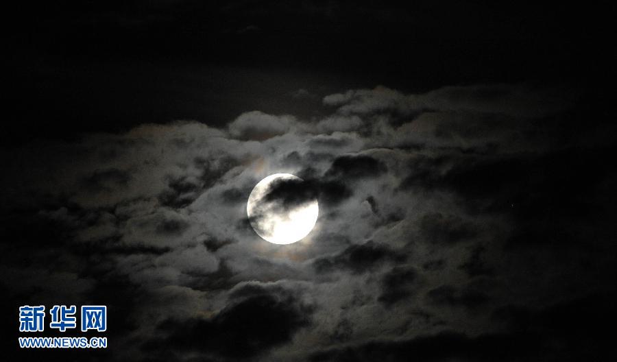 6月23日晚，一輪圓月高懸在海南省海口市上空。