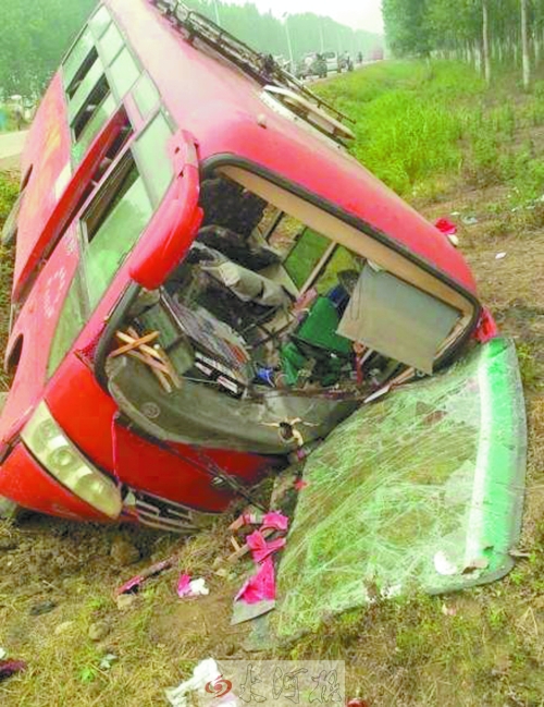 　扎進(jìn)溝里的中巴車，擋風(fēng)玻璃碎了一地。