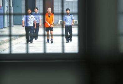 劉明前往家屬會見室和父母見最后一面。 吳小川 攝