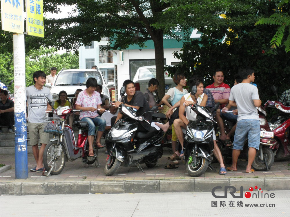 2013年07月10日，廣西壯族自治區(qū)北海市，依然有很多外地人聽信謠言不肯離去。圖片來(lái)源：飛影/CF