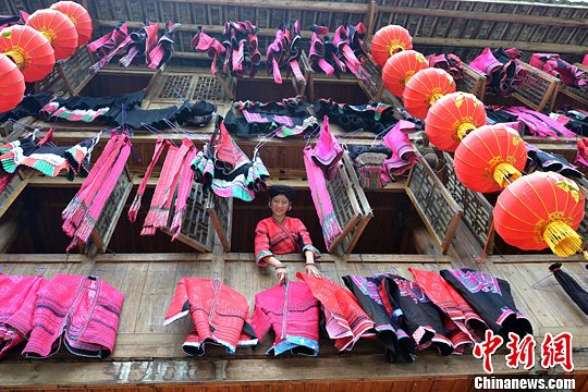 圖為紅瑤姑娘把紅衣晾曬出來。中新社發(fā) 韋吉陽 攝