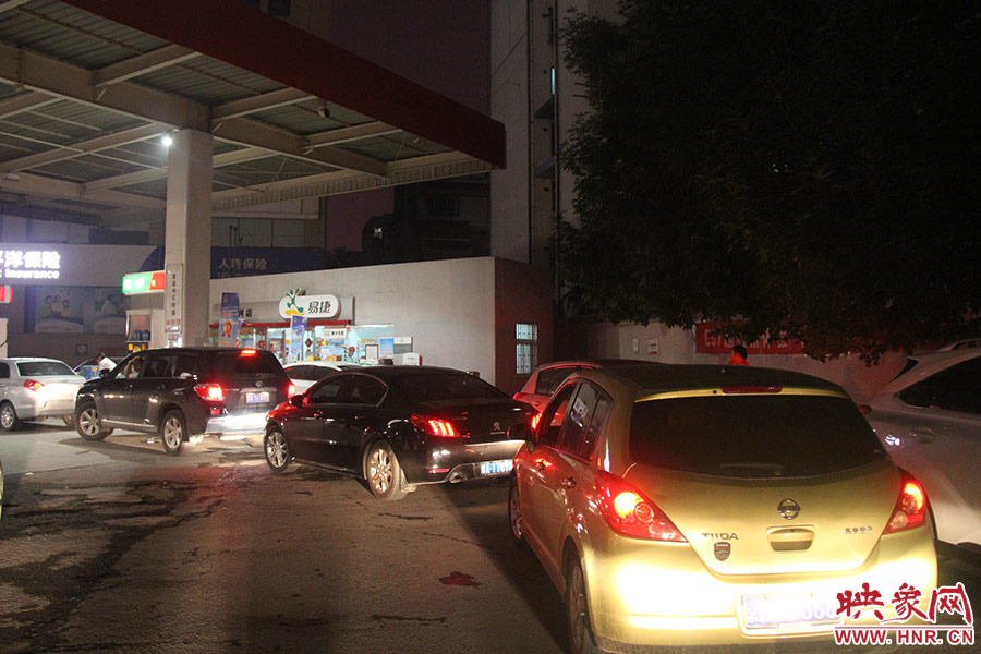 加油站內(nèi)，車主們正在正待為愛車加油