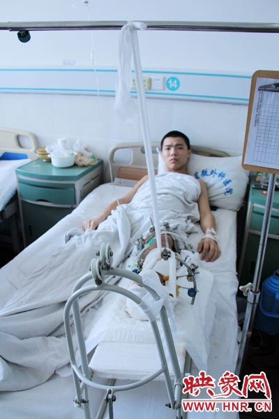 “如果有人肯幫我出4萬(wàn)元的醫(yī)藥費(fèi)，我愿意為他免費(fèi)工作3年，多苦多累都行?！?月26日，躺在病床里上的