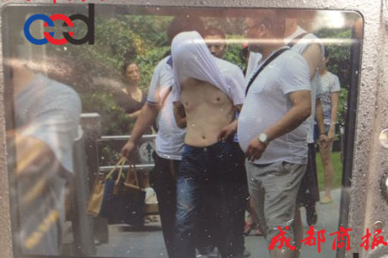 圖為事發(fā)現(xiàn)場(chǎng)，嫌疑人被警方控制。