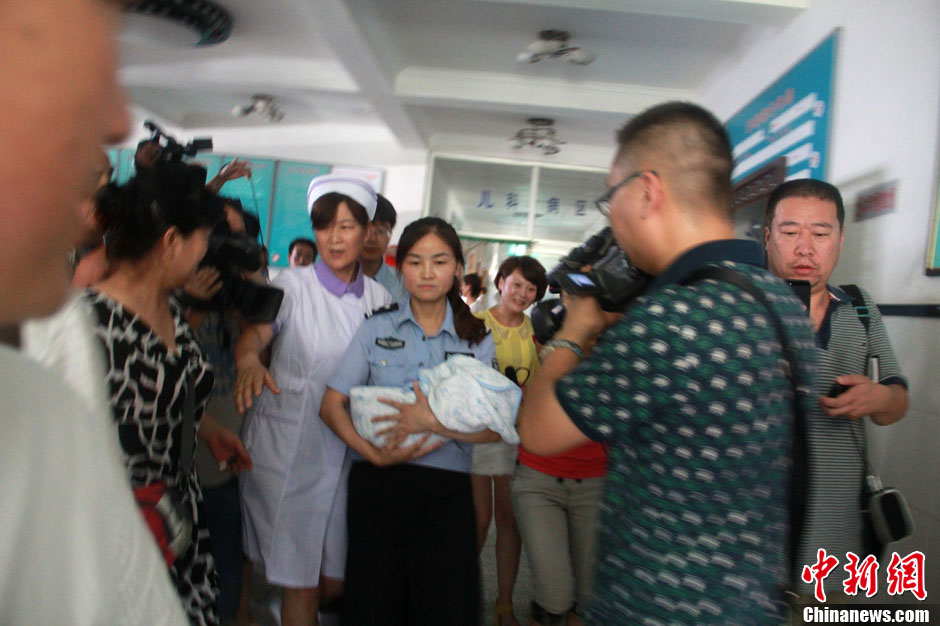 圖為當(dāng)?shù)孛窬瘧驯Й@救嬰兒進入富平婦幼保健院。張一辰 攝
