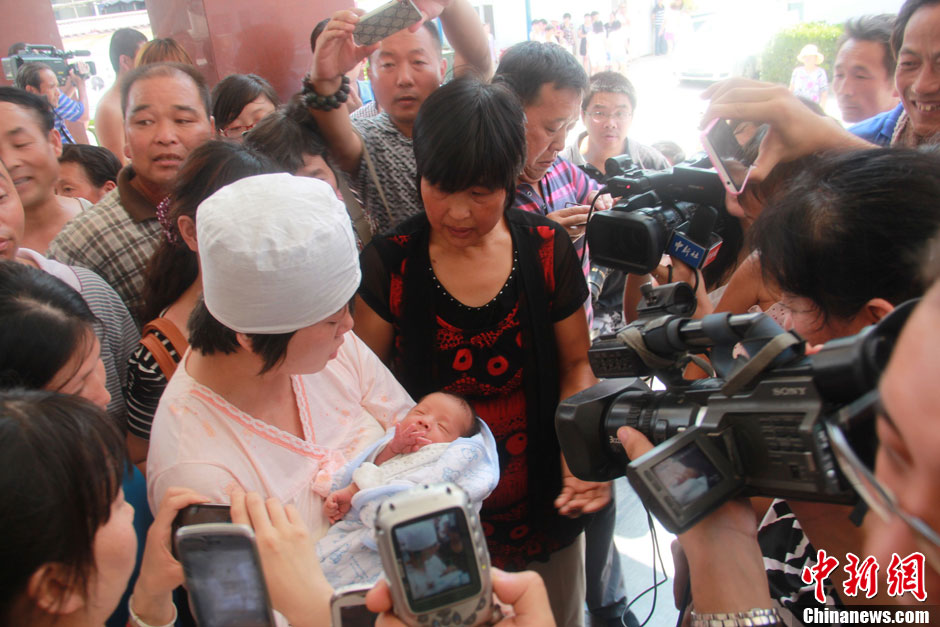 圖為大批媒體記者采訪獲救嬰兒母親。張一辰 攝