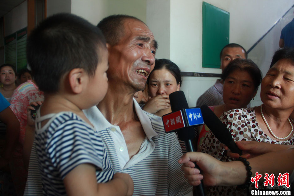 圖為獲救嬰兒的爺爺接受中新社記者采訪。張一辰 攝