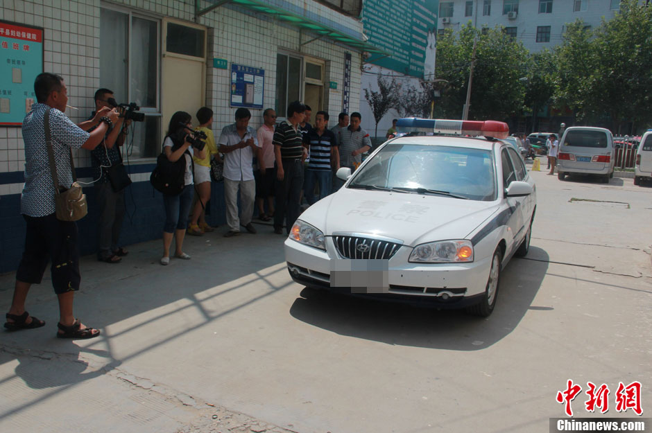 圖為護送獲救嬰兒的警察駛?cè)敫黄娇h婦幼保健院。張一辰 攝