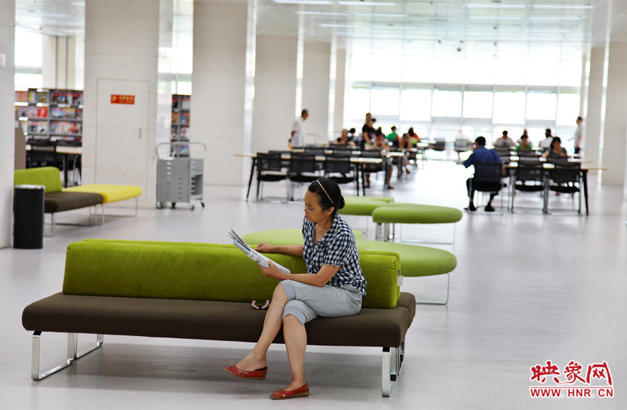 早上十點左右，已經(jīng)有不少讀者來管內(nèi)看書了。