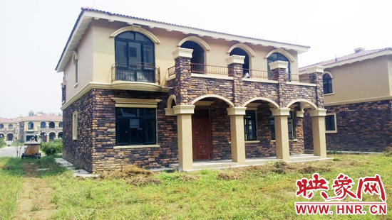 這里的別墅有兩層的，也有三層的，主體、裝修都已經(jīng)完工