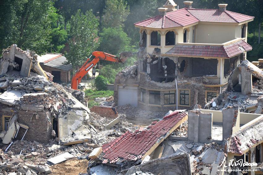 2013年8月18日，在黃河南岸鄭州市惠濟區(qū)花園口鎮(zhèn)申莊村，違規(guī)修建的別墅正在被拆除。張濤/東方IC