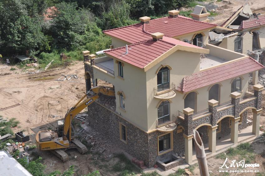 2013年8月18日，在黃河南岸鄭州市惠濟區(qū)花園口鎮(zhèn)申莊村，違規(guī)修建的別墅正在被拆除。張濤/東方IC