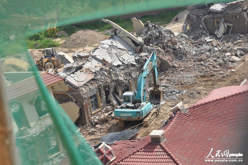 2013年8月18日，在黃河南岸鄭州市惠濟區(qū)花園口鎮(zhèn)申莊村，違規(guī)修建的別墅正在被拆除。張濤/東方IC