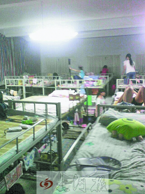 住在電教室里的女生們，擁擠不堪。