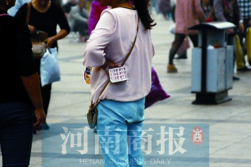 火車站廣場，一女子拿著寫有不同房型價位的卡片在拉客，不少市民抱怨，受過此類“騷擾”