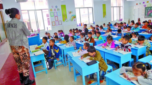 有的課桌直抵講臺，學生眼睛離黑板非常近。