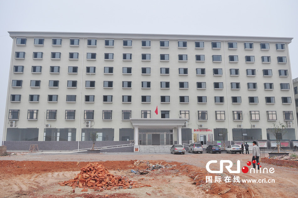 2013年10月21日，長沙云蓋村欠債千萬新建的豪華村部樓。