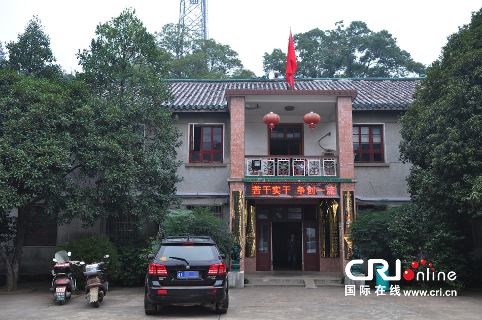 　2013年10月21日，這是蓮花鎮(zhèn)人民政府的辦公樓，和蓮花鎮(zhèn)云蓋村的辦公樓相比，寒酸不少。