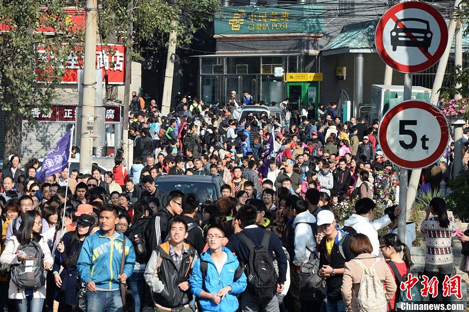 　10月26日上午10點(diǎn)多，北京香山路賞紅客摩肩接踵