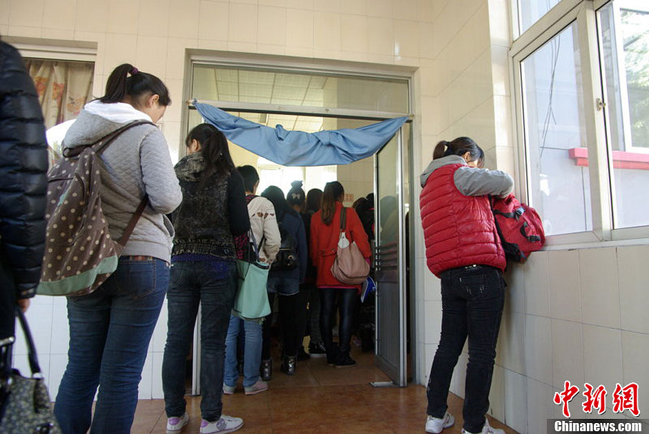 　10月26日上午10點(diǎn)多，北京香山路賞紅客摩肩接踵