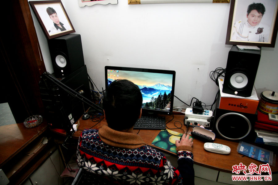 這張小小的工作臺就是海龍的一片小天地，他可以在這里練歌，也可在這里回味他的過去