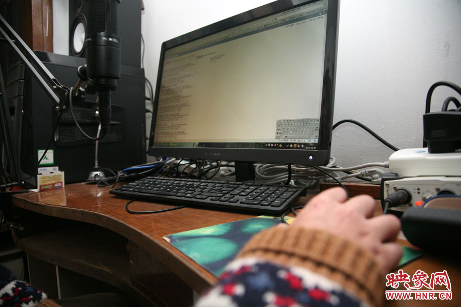 由于海龍只剩下兩根手指可以做動作，聰明的他調(diào)出軟鍵盤來打字搜索