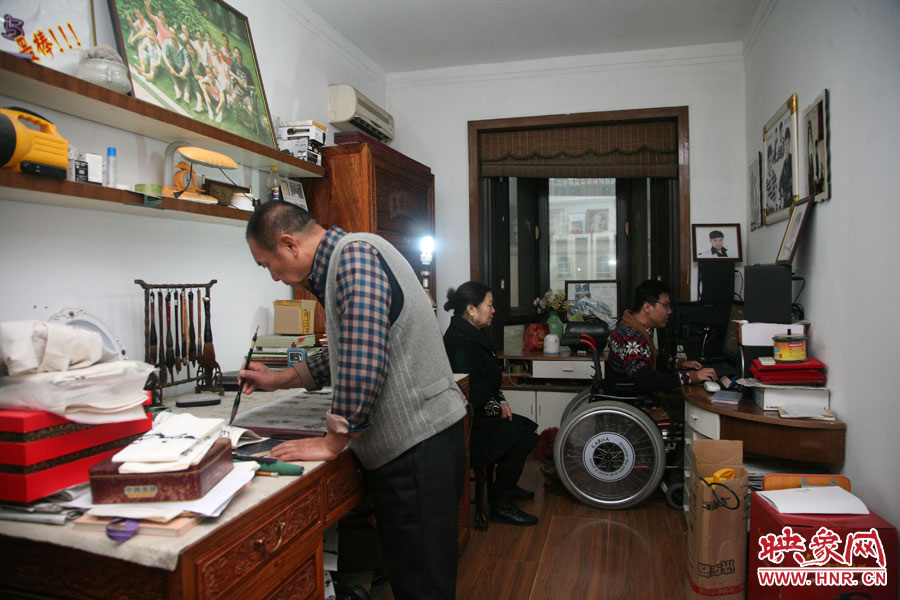 小小的書房里，爺孫三人在坐著各自的事情，姥爺在練書法，姥姥在旁專心的看著海龍，海龍?jiān)诒M情的歌唱