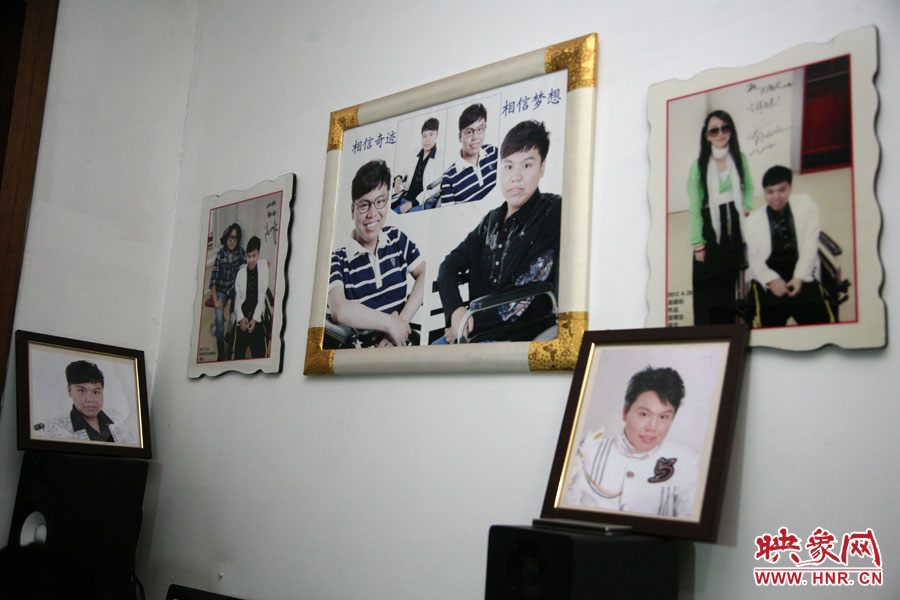 海龍的房間內(nèi)掛滿了這些年他走過的路程。