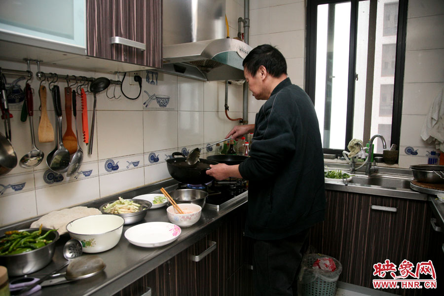 由于二老年齡也大了，于是姥姥的弟弟來住在家中幫忙照顧海龍